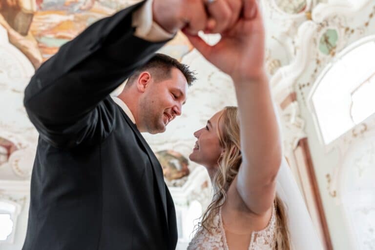 01676-florian-knusper-hochzeitsfotograf-wuerzburg-paar-tanzt-in-barocksaal-Kloster Bronnbach