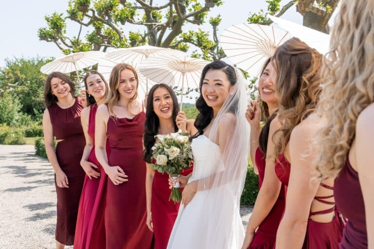 01685-florian-knusper-hochzeitsfotograf-wuerzburg-braut-mit-brautjungfern-Hotel Schindlerhof Nuernberg