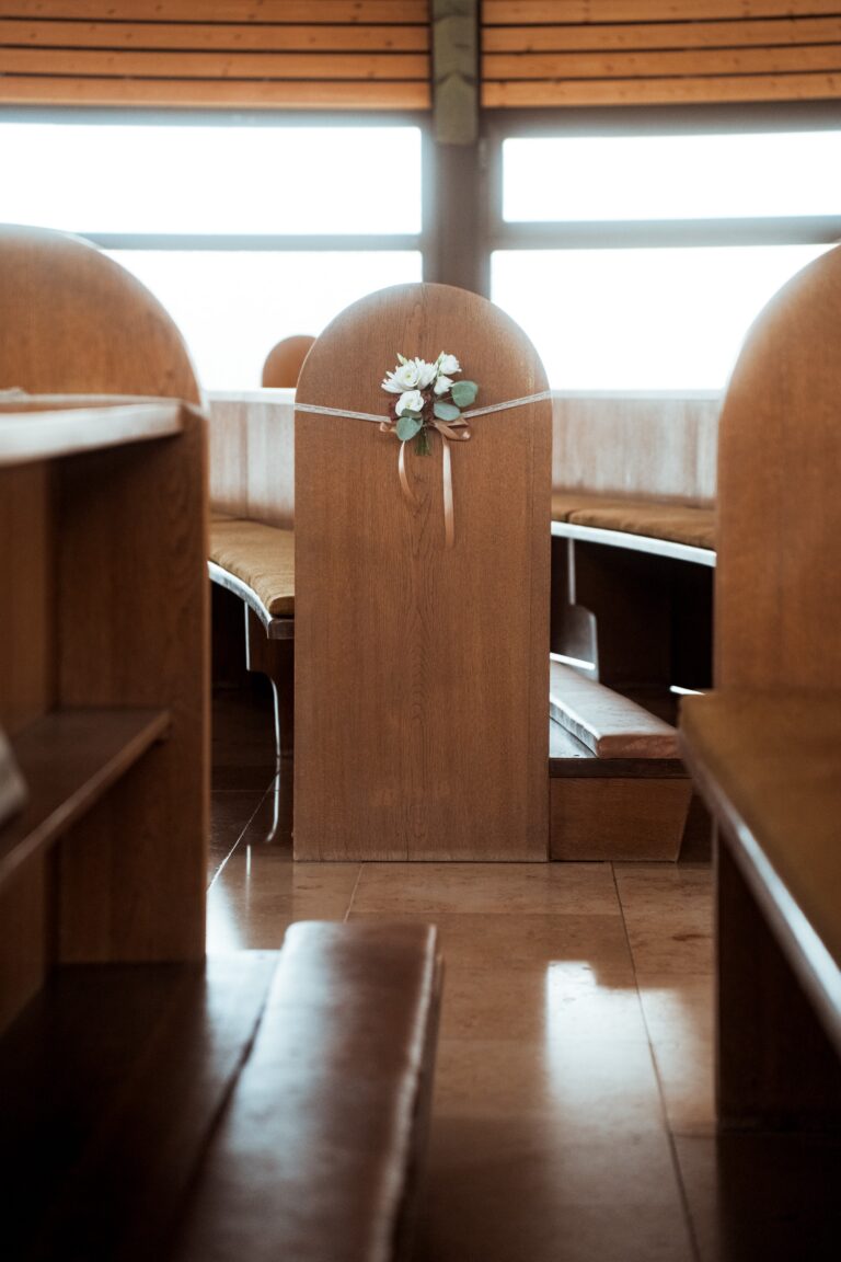 01694-florian-knusper-hochzeitsfotograf-wuerzburg-blumendeko-in-kirche-Schloss Zeilitzheim