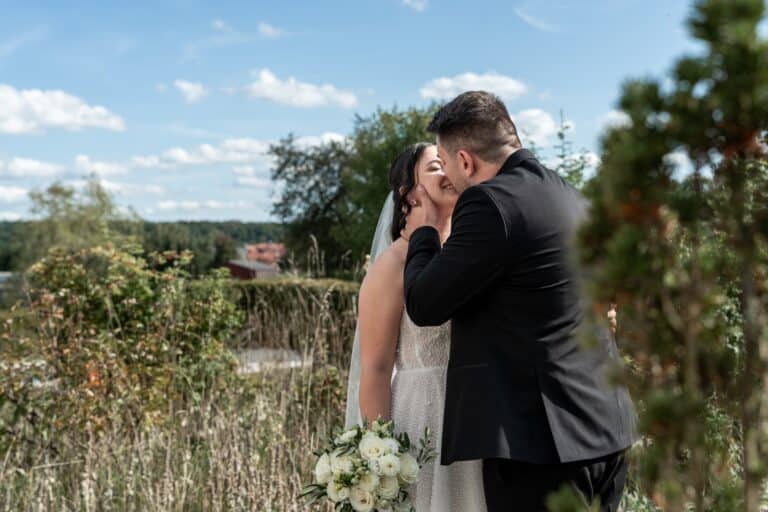 01701-florian-knusper-hochzeitsfotograf-wuerzburg-brautpaar-im-garten-villa-oriental
