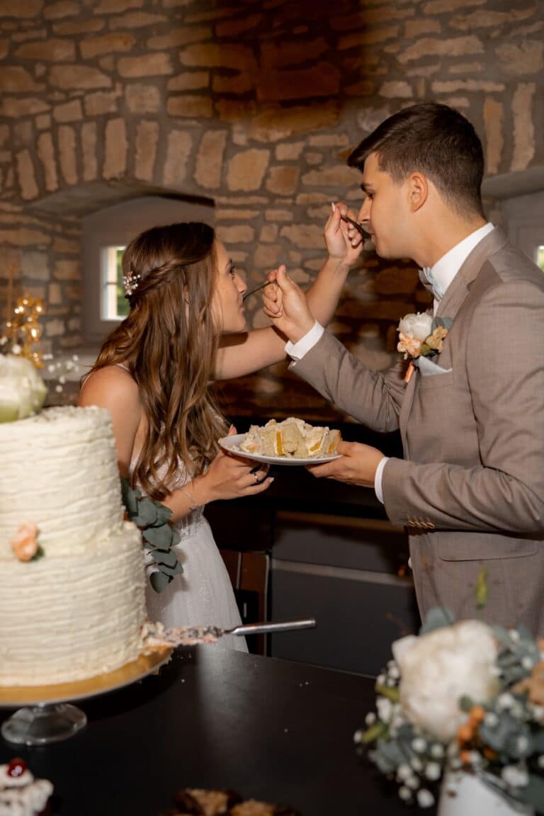 01703-florian-knusper-hochzeitsfotograf-wuerzburg-brautpaar-kuchentafel-Hotel Freihof Prichsenstadt