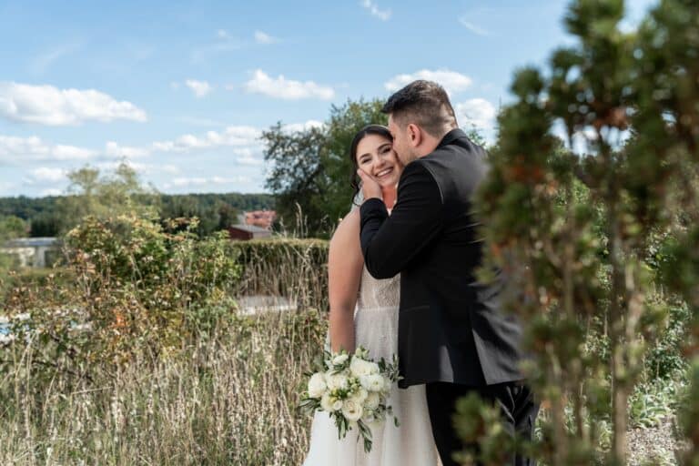 01710-florian-knusper-hochzeitsfotograf-wuerzburg-brautpaar-im-garten-villa-oriental