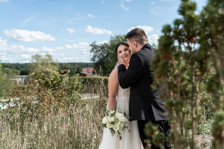 01714-florian-knusper-hochzeitsfotograf-wuerzburg-brautpaar-im-garten-villa-oriental