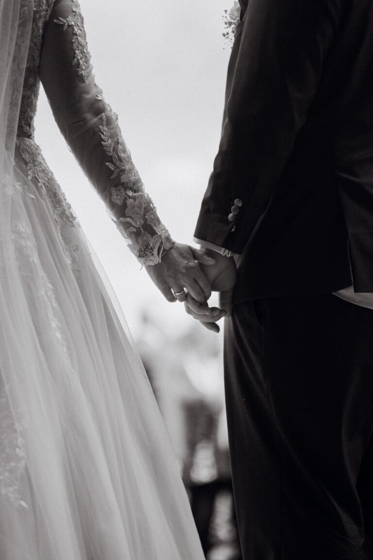 01715-florian-knusper-hochzeitsfotograf-wuerzburg-brautpaar-haendchenhaltend-Schloss Oberschwarzach