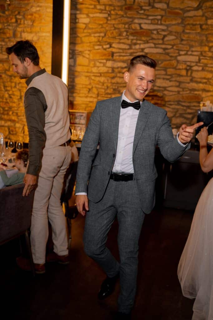 Elegante Hochzeitsempfang mit fröhlichen Gästen