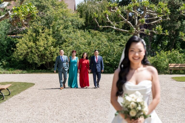 01716-florian-knusper-hochzeitsfotograf-wuerzburg-braut-im-garten-Hotel Schindlerhof Nuernberg