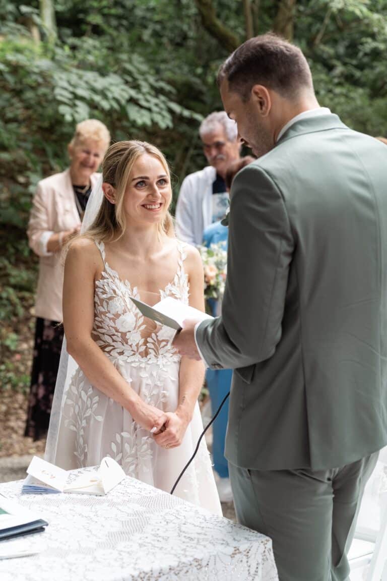 01718-florian-knusper-hochzeitsfotograf-wuerzburg-brautpaar-beim-geluebde-villa-oriental