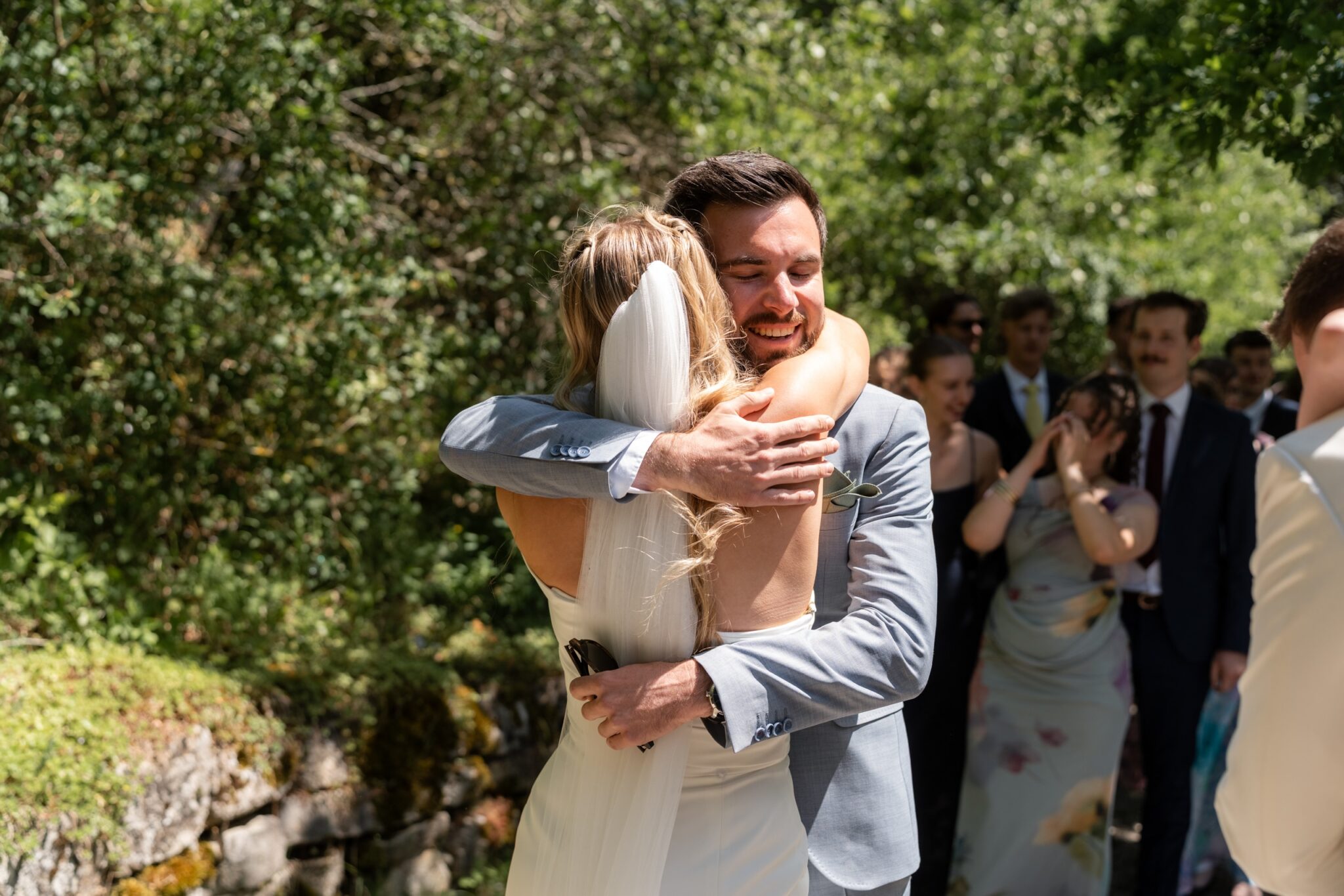 01732 florian knusper hochzeitsfotograf brautpaar umarmung gartenhochzeit winzerhof stahl 1