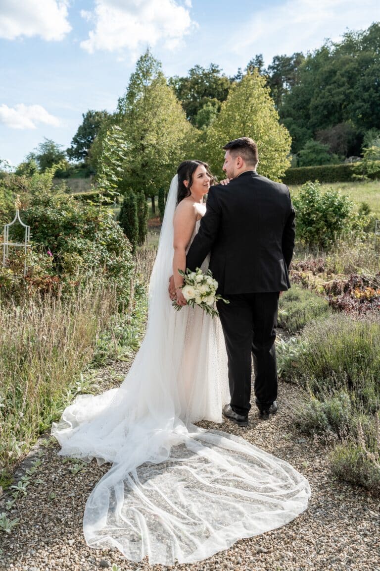 01733-florian-knusper-hochzeitsfotograf-wuerzburg-brautpaar-im-garten-villa-oriental