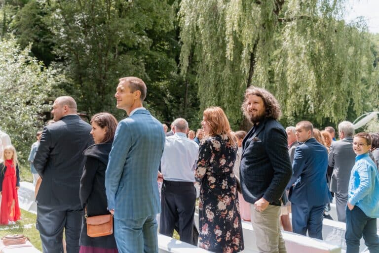01740-florian-knusper-hochzeitsfotograf-wuerzburg-gruppe-von-gaesten-im-garten-Das Retz