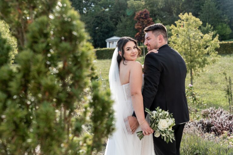 01744-florian-knusper-hochzeitsfotograf-wuerzburg-brautpaar-im-garten-villa-oriental