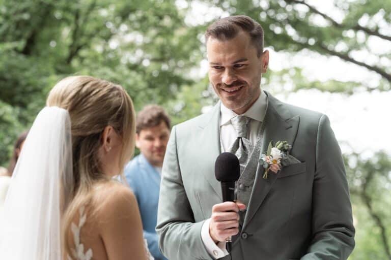 01747-florian-knusper-hochzeitsfotograf-wuerzburg-brautpaar-unter-baumen-villa-oriental