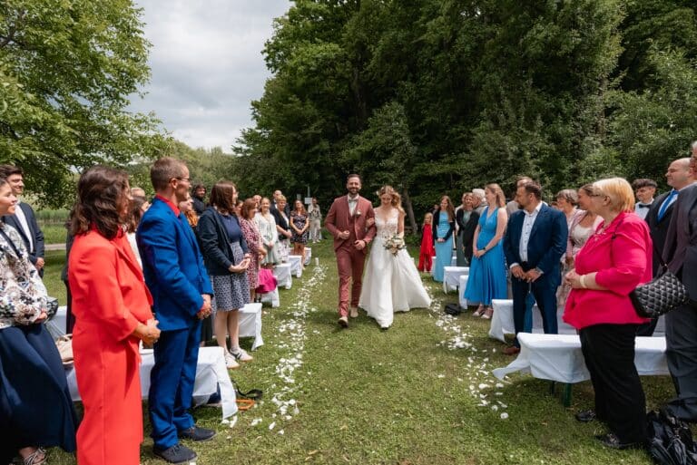 01751-florian-knusper-hochzeitsfotograf-wuerzburg-brautpaar-im-garten-Das Retz