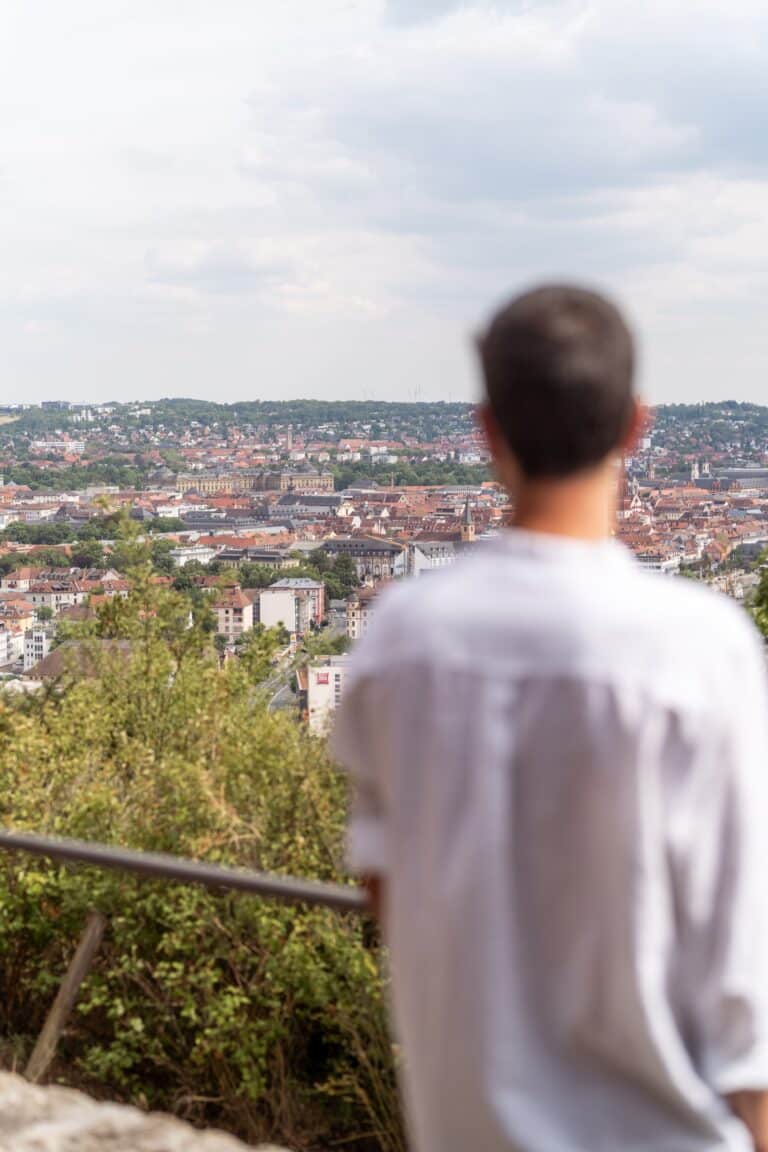 01753-florian-knusper-hochzeitsfotograf-wuerzburg-blick-auf-stadtlandschaft-Schlosshotel Steinburg Wuerzburg