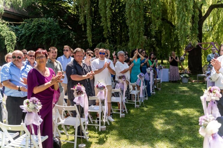 01756-florian-knusper-hochzeitsfotograf-wuerzburg-stehende-gaeste-im-garten-hofgut hünnersdorf