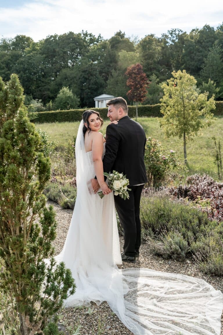 01757-florian-knusper-hochzeitsfotograf-wuerzburg-brautpaar-im-garten-villa-oriental