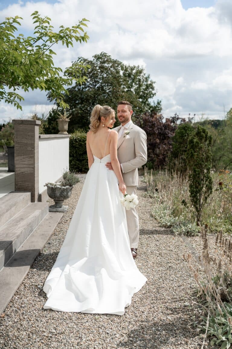 01761-florian-knusper-hochzeitsfotograf-wuerzburg-brautpaar-im-garten-Villa Oriental