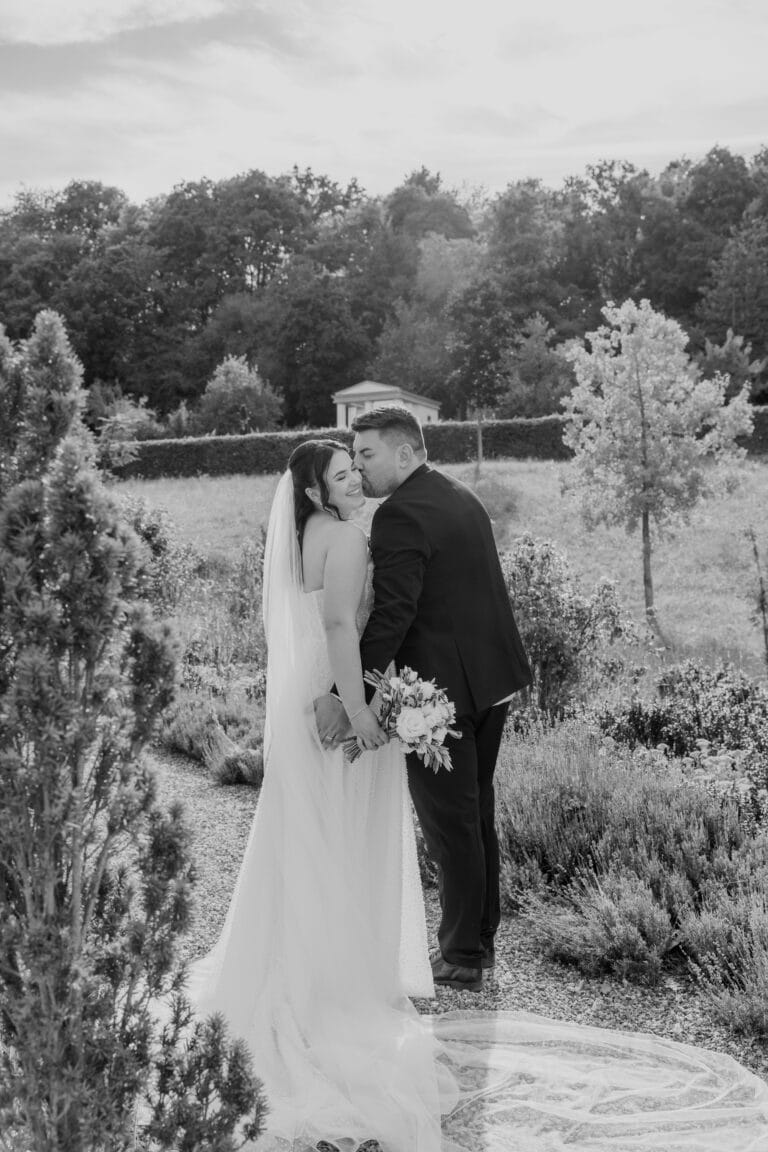 01771-2-florian-knusper-hochzeitsfotograf-wuerzburg-brautpaar-im-garten-villa-oriental