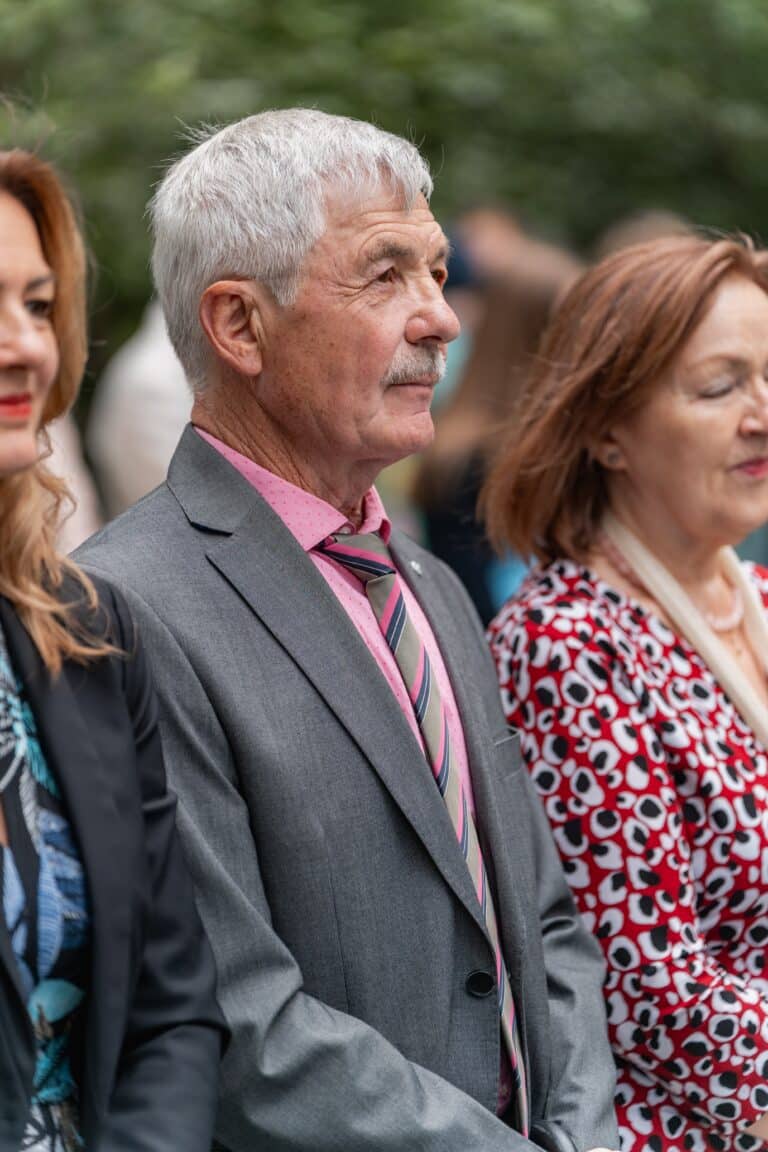 01778-florian-knusper-hochzeitsfotograf-wuerzburg-gruppe-von-gaesten-Das Retz