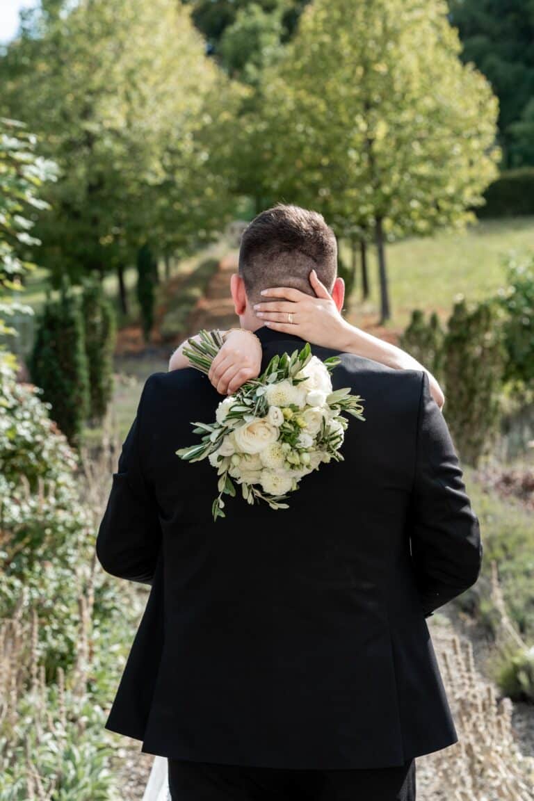 01781-florian-knusper-hochzeitsfotograf-wuerzburg-brautpaar-umarmung-im-garten-villa-oriental