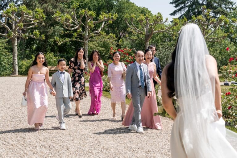 01784-florian-knusper-hochzeitsfotograf-wuerzburg-braut-im-garten-mit-gaesten-Hotel Schindlerhof Nuernberg