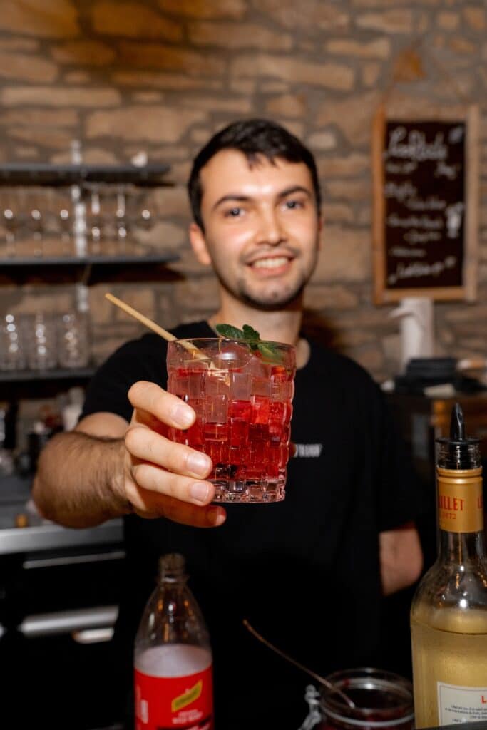 Barmann serviert Cocktail auf Hochzeitsfeier