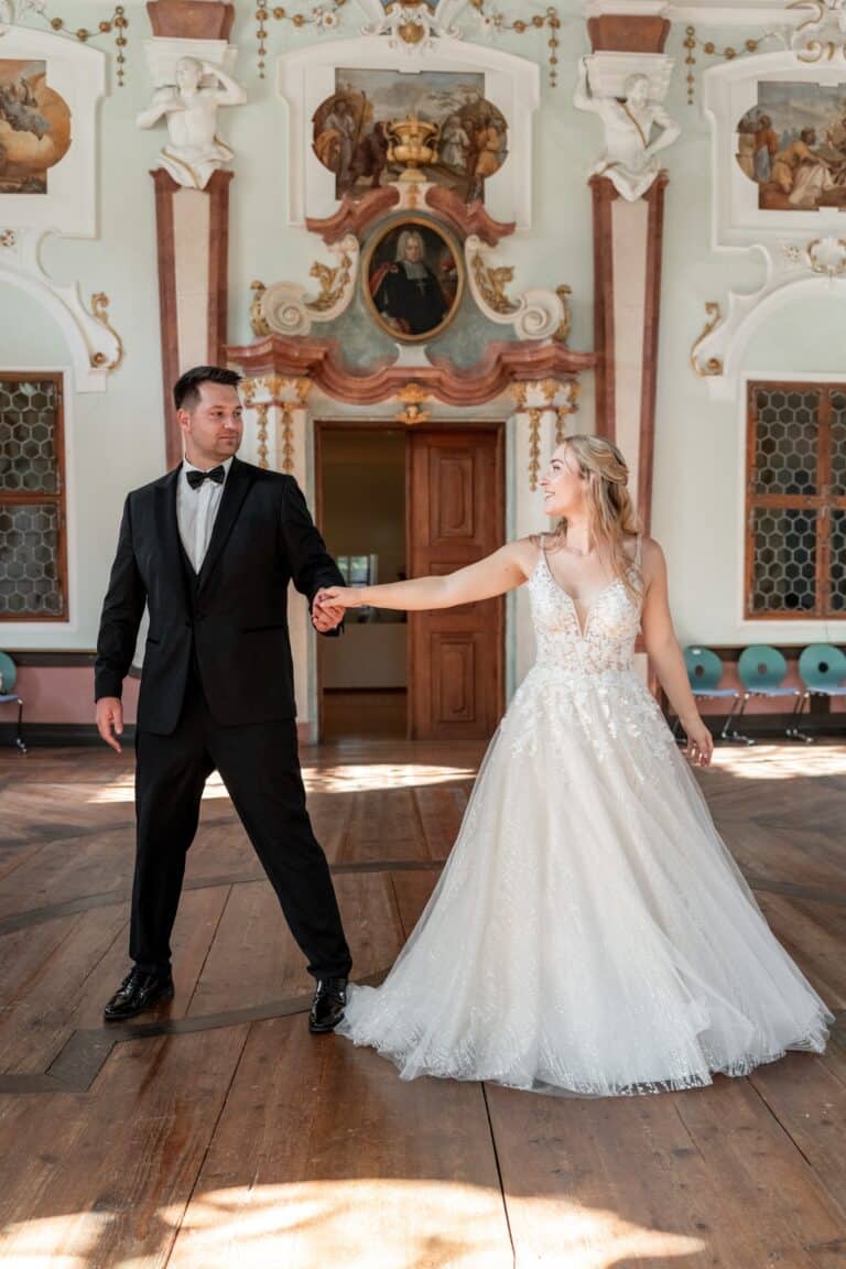 01792-florian-knusper-hochzeitsfotograf-wuerzburg-brautpaar-im-festsaal-Kloster Bronnbach