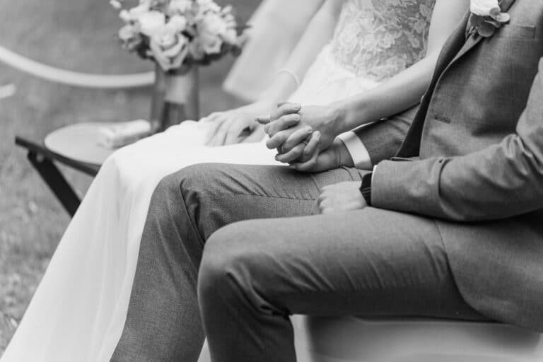 01794-2-florian-knusper-hochzeitsfotograf-wuerzburg-brautpaar-hand-in-hand-Das Retz