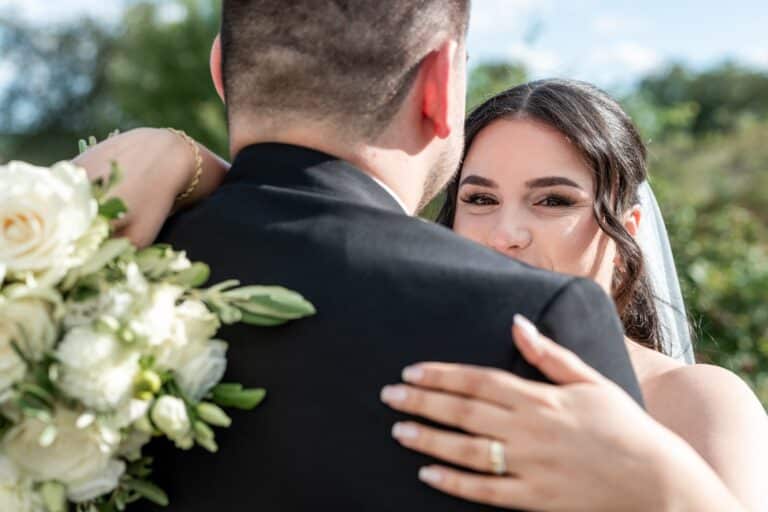 01797-florian-knusper-hochzeitsfotograf-wuerzburg-brautpaar-umarmung-blumenstrauss-villa-oriental