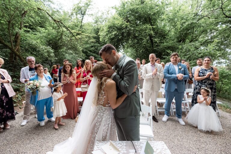 01801-florian-knusper-hochzeitsfotograf-wuerzburg-brautpaar-mit-gaesten-im-garten-villa-oriental