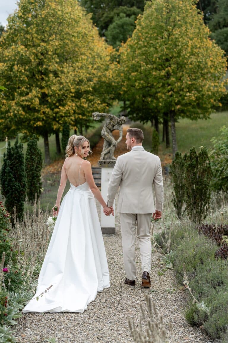 01806-florian-knusper-hochzeitsfotograf-wuerzburg-brautpaar-im-garten-Villa Oriental