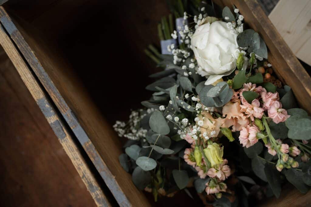 Hochzeitsblumenstrauß in Holzkiste