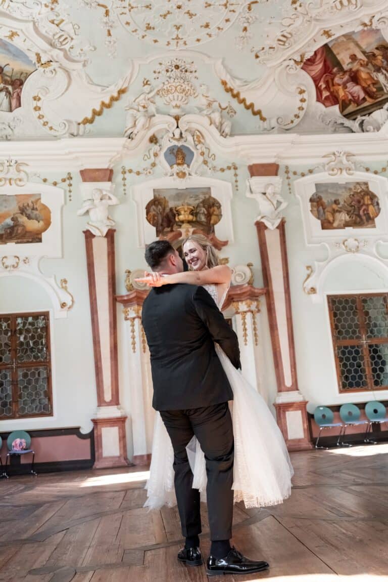 01816-florian-knusper-hochzeitsfotograf-wuerzburg-brautpaar-beim-tanz-Kloster Bronnbach