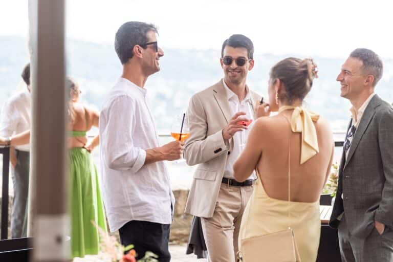 01833-florian-knusper-hochzeitsfotograf-wuerzburg-gruppe-von-gaesten-Schlosshotel Steinburg Wuerzburg