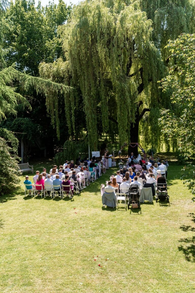 01835-florian-knusper-hochzeitsfotograf-wuerzburg-trauung-im-garten-hofgut hünnersdorf