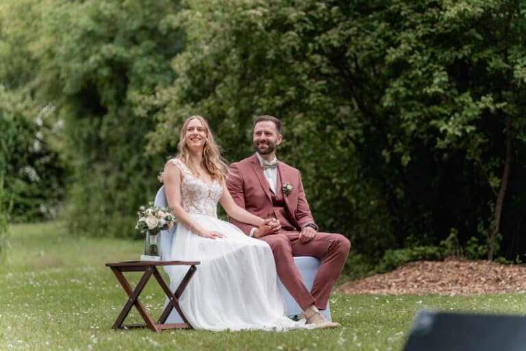 01844-florian-knusper-hochzeitsfotograf-wuerzburg-brautpaar-im-garten-Das Retz