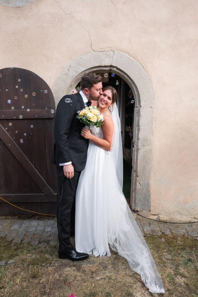 01849a-florian-knusper-hochzeitsfotograf-wuerzburg-brautpaar-im-garten