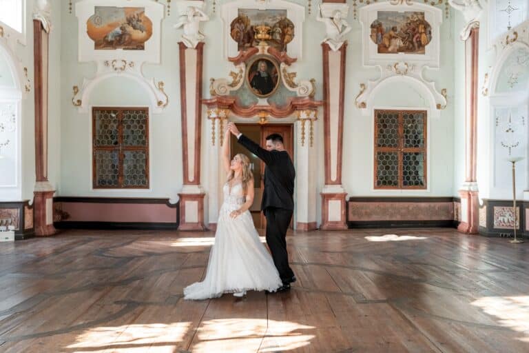 01850c-florian-knusper-hochzeitsfotograf-wuerzburg-brautpaar-im-ballsaal-Kloster Bronnbach