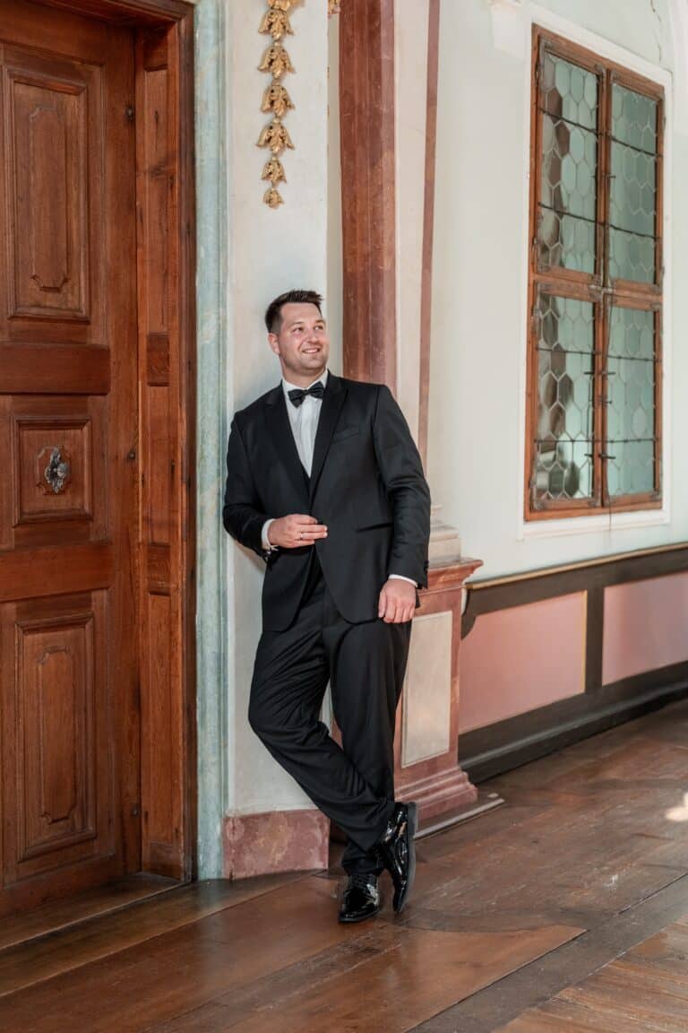 01850d-florian-knusper-hochzeitsfotograf-wuerzburg-mann-im-anzug-allein-Kloster Bronnbach