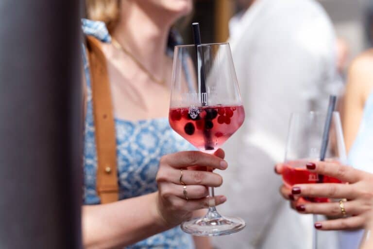 01852-florian-knusper-hochzeitsfotograf-wuerzburg-gaeste-mit-cocktails-Schlosshotel Steinburg Wuerzburg