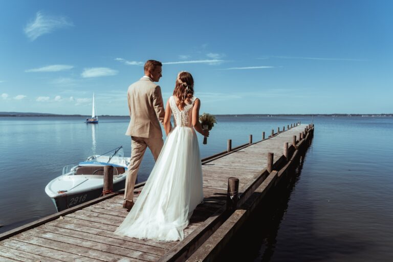 01866-florian-knusper-hochzeitsfotograf-wuerzburg-brautpaar-auf-steg-Dänischer Pavillon