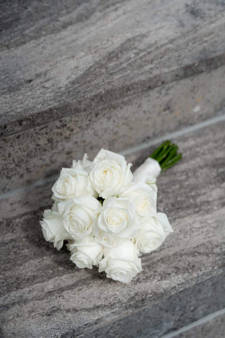 01876-florian-knusper-hochzeitsfotograf-wuerzburg-rosenstrauss-auf-treppe-Villa Oriental