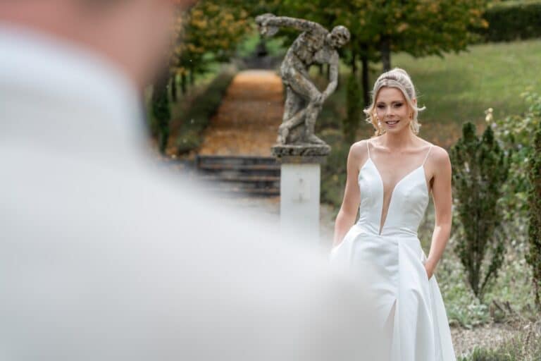 01877-florian-knusper-hochzeitsfotograf-wuerzburg-braut-im-garten-Villa Oriental