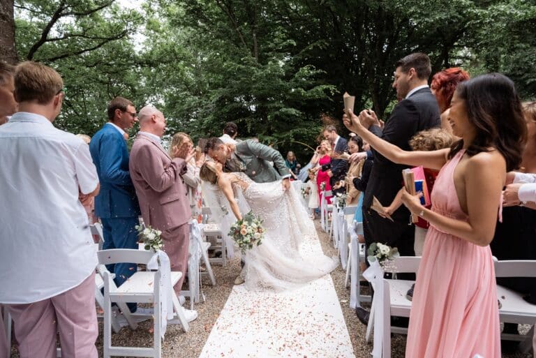 01879-florian-knusper-hochzeitsfotograf-wuerzburg-brautpaar-auf-hochzeitsweg-villa-oriental