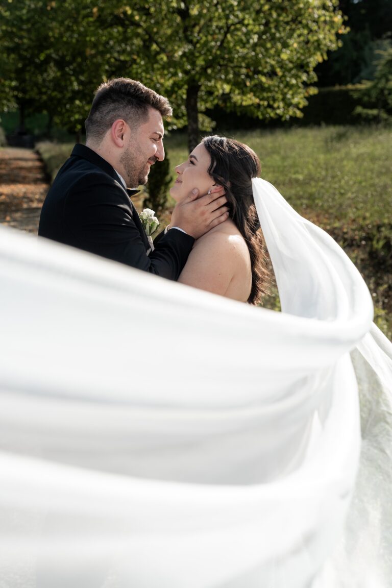 01884-florian-knusper-hochzeitsfotograf-wuerzburg-brautpaar-im-garten-villa-oriental