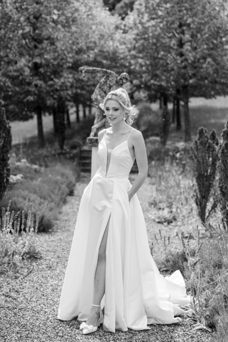 01886-2-florian-knusper-hochzeitsfotograf-wuerzburg-braut-im-garten-Villa Oriental