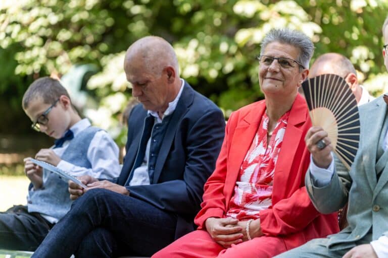 01890-florian-knusper-hochzeitsfotograf-wuerzburg-gaeste-im-garten-hofgut hünnersdorf