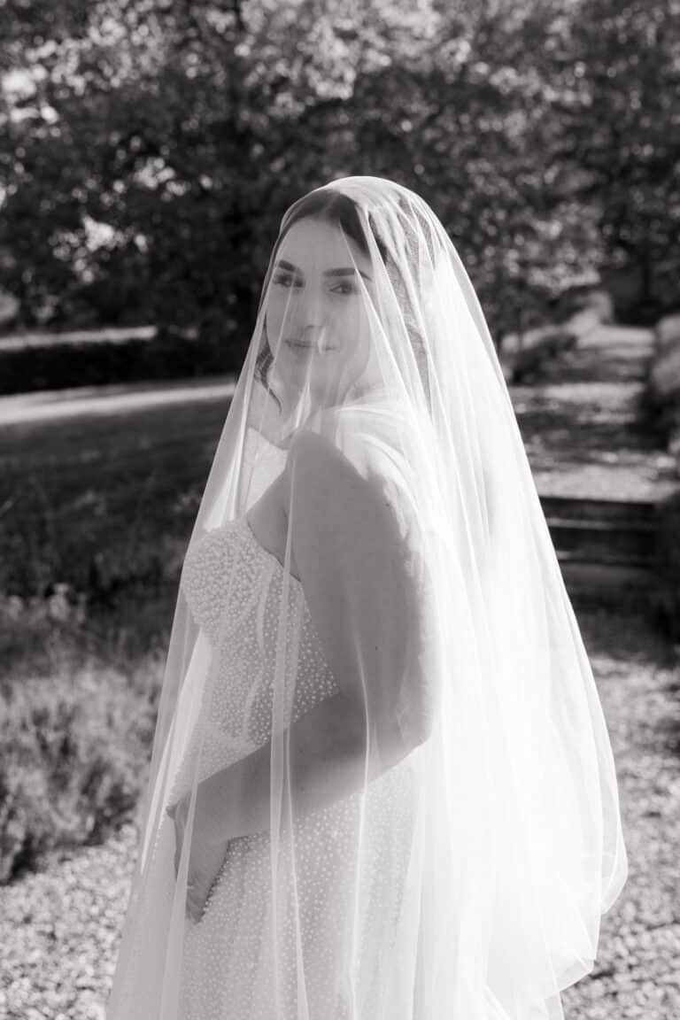 01893-2-florian-knusper-hochzeitsfotograf-wuerzburg-braut-im-garten-villa-oriental