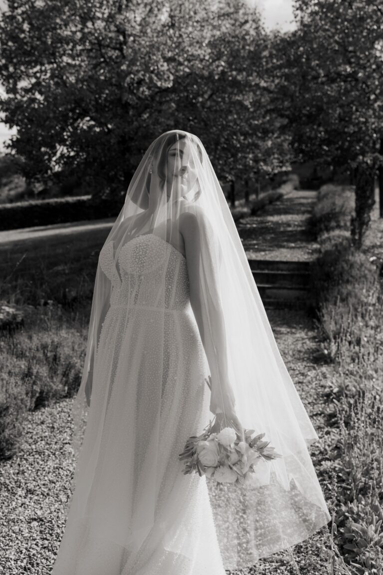01901-2-florian-knusper-hochzeitsfotograf-wuerzburg-braut-mit-schleier-villa-oriental