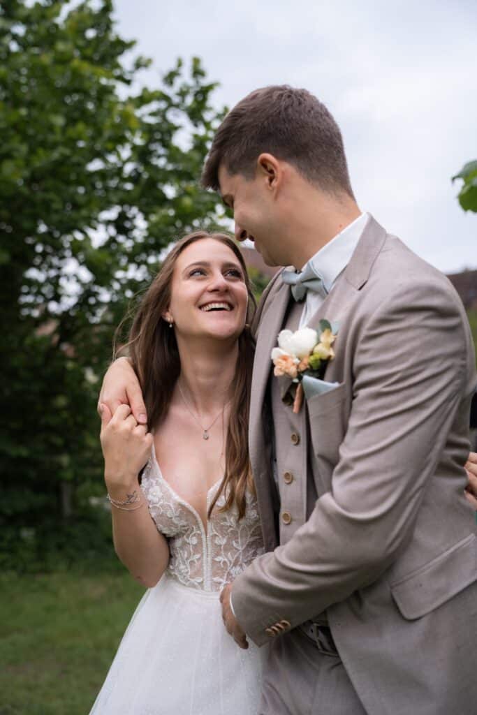 Brautpaar lächelt im Garten bei der Hochzeit